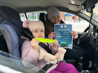 сотрудники Госавтоинспекции МО МВД России «Рославльский» провели акцию «Зима прекрасна, когда безопасна» - фото - 1