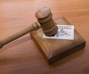 по результатам рассмотрения иска Смоленского транспортного прокурора суд прекратил действие права на управление автомобилем - фото - 1