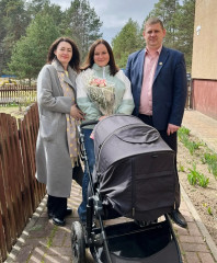 каждый новорождённый в нашем регионе получает памятный подарок - фото - 1