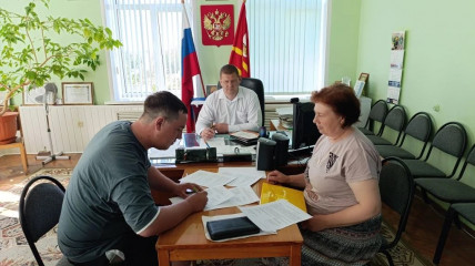 глава округа Максим Пядин подписал договор социального найма - фото - 1
