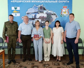 глава округа Максим Пядин вручил медаль Суворова семье нашего героя — Ивана Чайкина - фото - 1