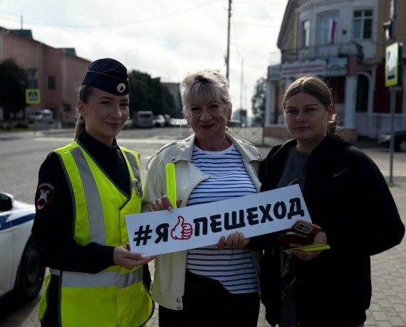 «пешеход, будь внимателен!»: Госавтоинспекция Рославля провела акцию по безопасности пешеходов в центре города - фото - 1