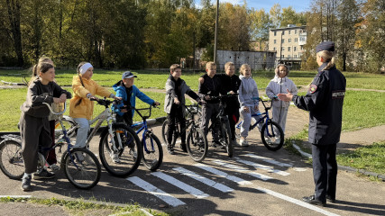 госавтоинспекция Рославля и юные инспекторы движения научили школьников быть грамотными велосипедистами - фото - 1